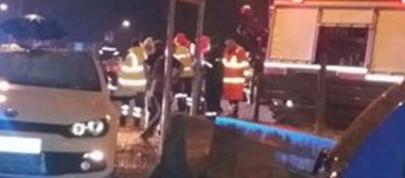 Δείτε εικόνες μέσα από το πλημμυρισμένο κέντρο που τραγουδούσε η Πάολα στο Δρέπανο (βίντεο)